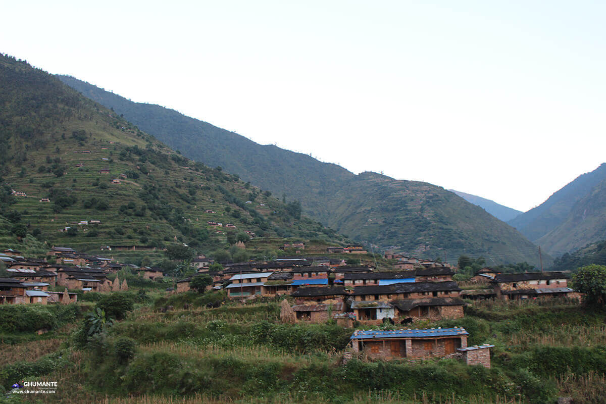 उकालो जादै गर्दा देखिएको बोबांग गाउँ को एक झलक।