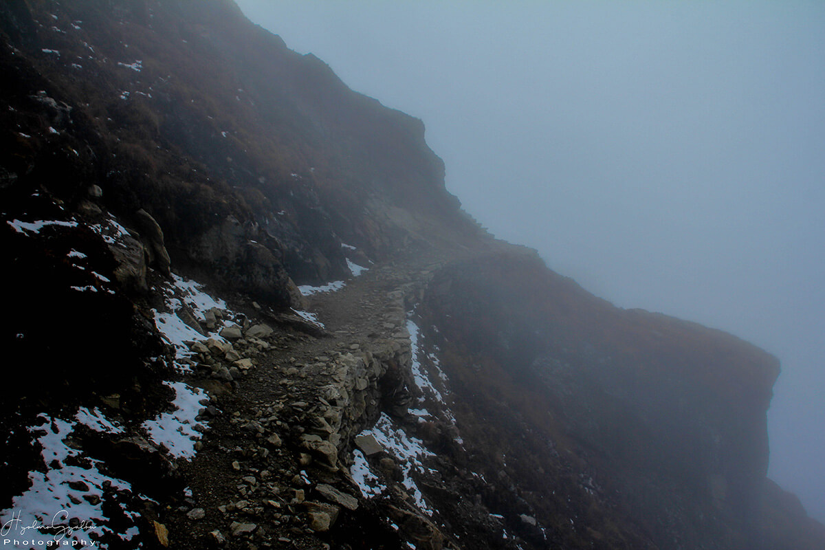 Trail after Ekle Kunda , foggy misty weather with a little snowfall